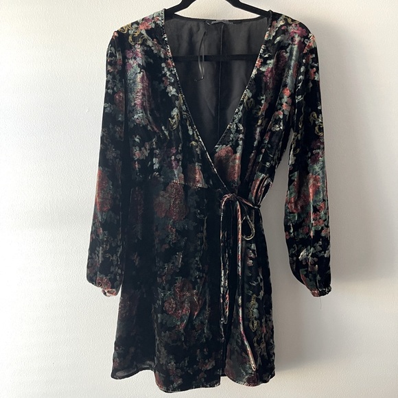 Zara Dresses & Skirts - Zara Velvet Mini Floral Wrap Dress Perfect For Spring Size XS